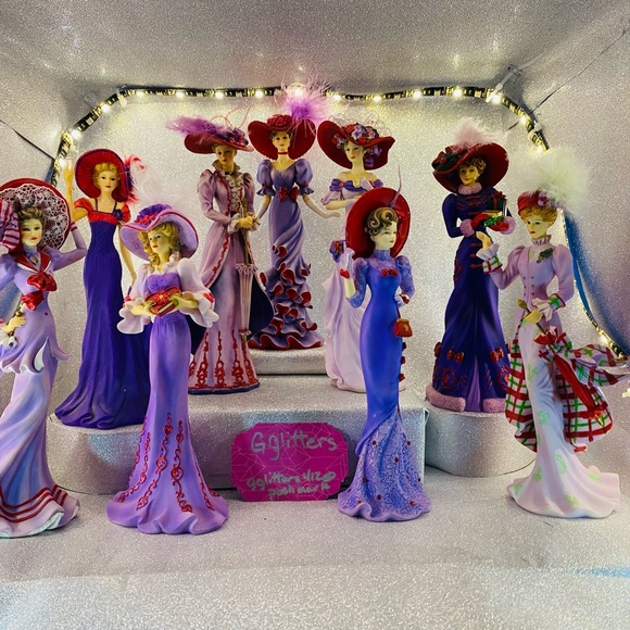 Red Hat Society figurines, 9 Collectable Dolls - Picture 2 of 8
